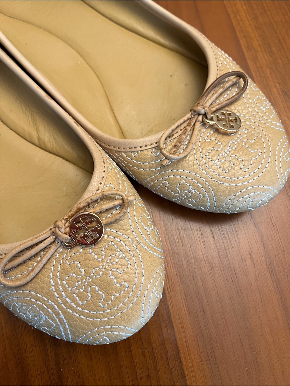 Tory Burch Tan Quilted Logo Ballet Flats with Bow - Picture 3 of 5